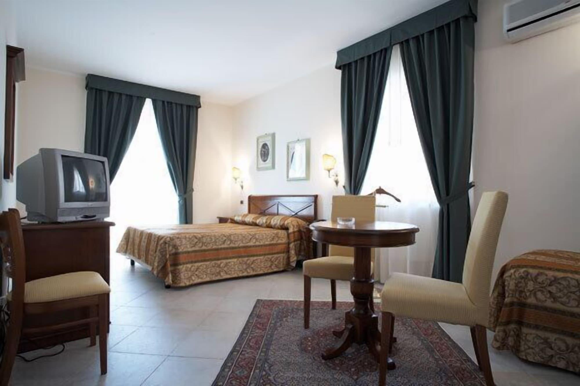 פאלקונה Hotel Delle Palme מראה חיצוני תמונה