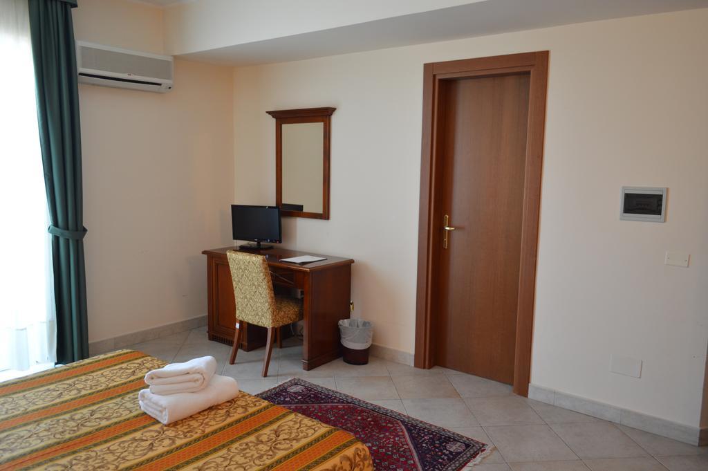 פאלקונה Hotel Delle Palme חדר תמונה